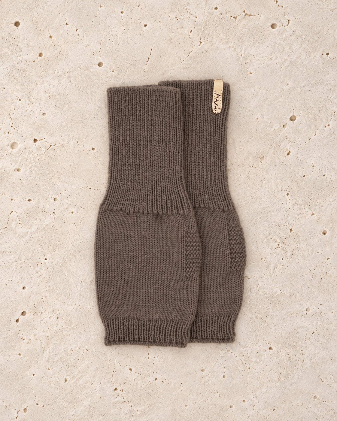 Warme Handstulpen aus 100 % Baby-Alpaka in Taupe